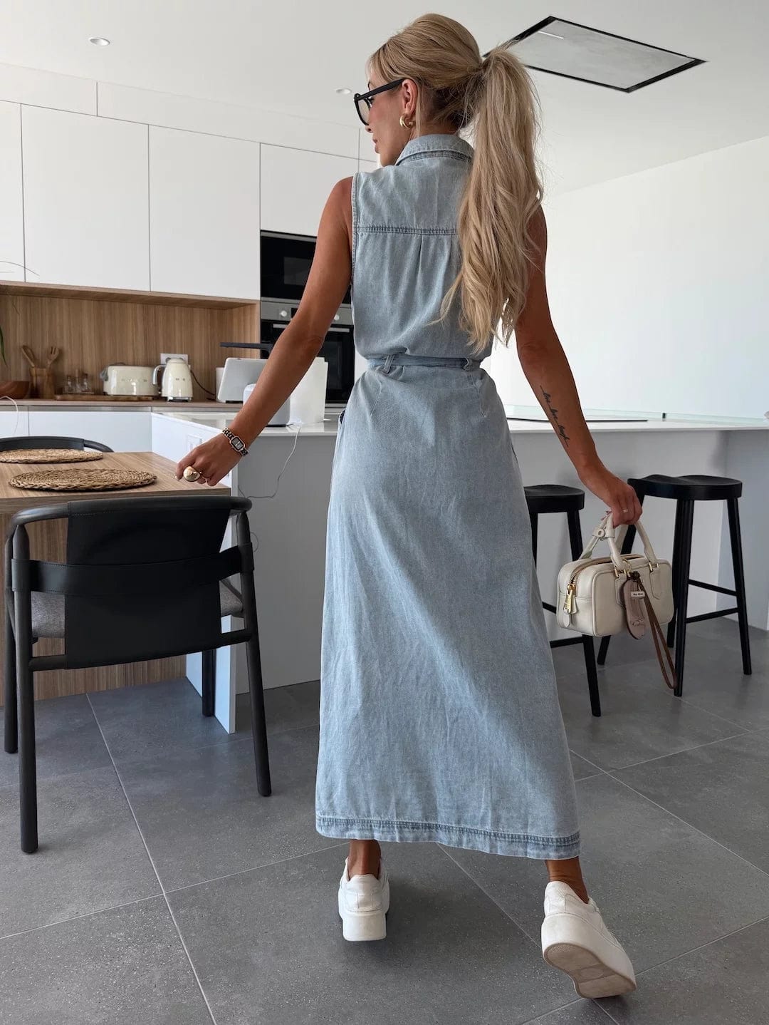 Léna TM™ dévoile sa robe en jean parfaite pour l’été