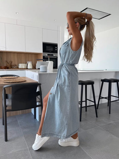 Léna TM™ dévoile sa robe en jean parfaite pour l’été