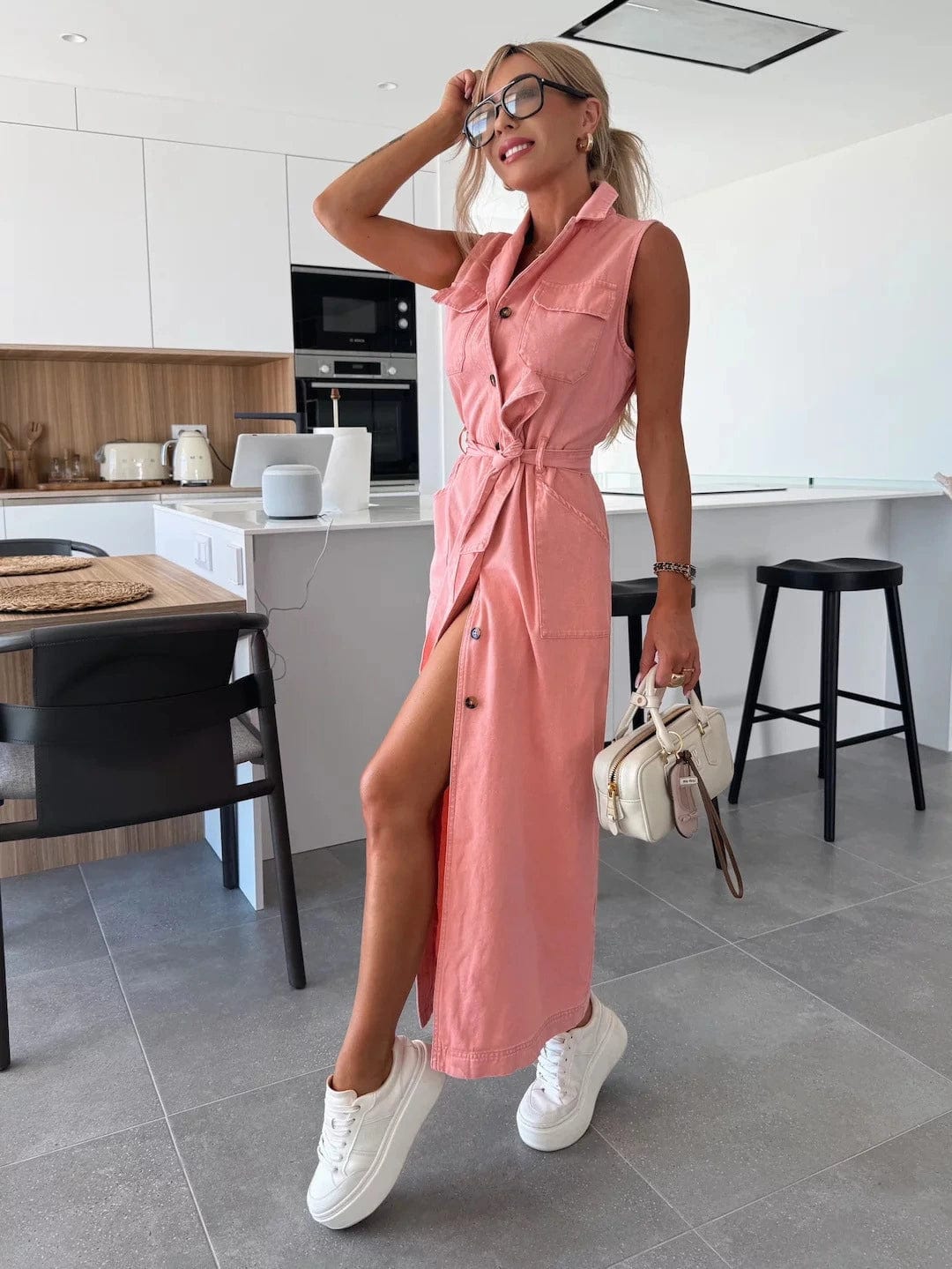 Léna TM™ dévoile sa robe en jean parfaite pour l’été