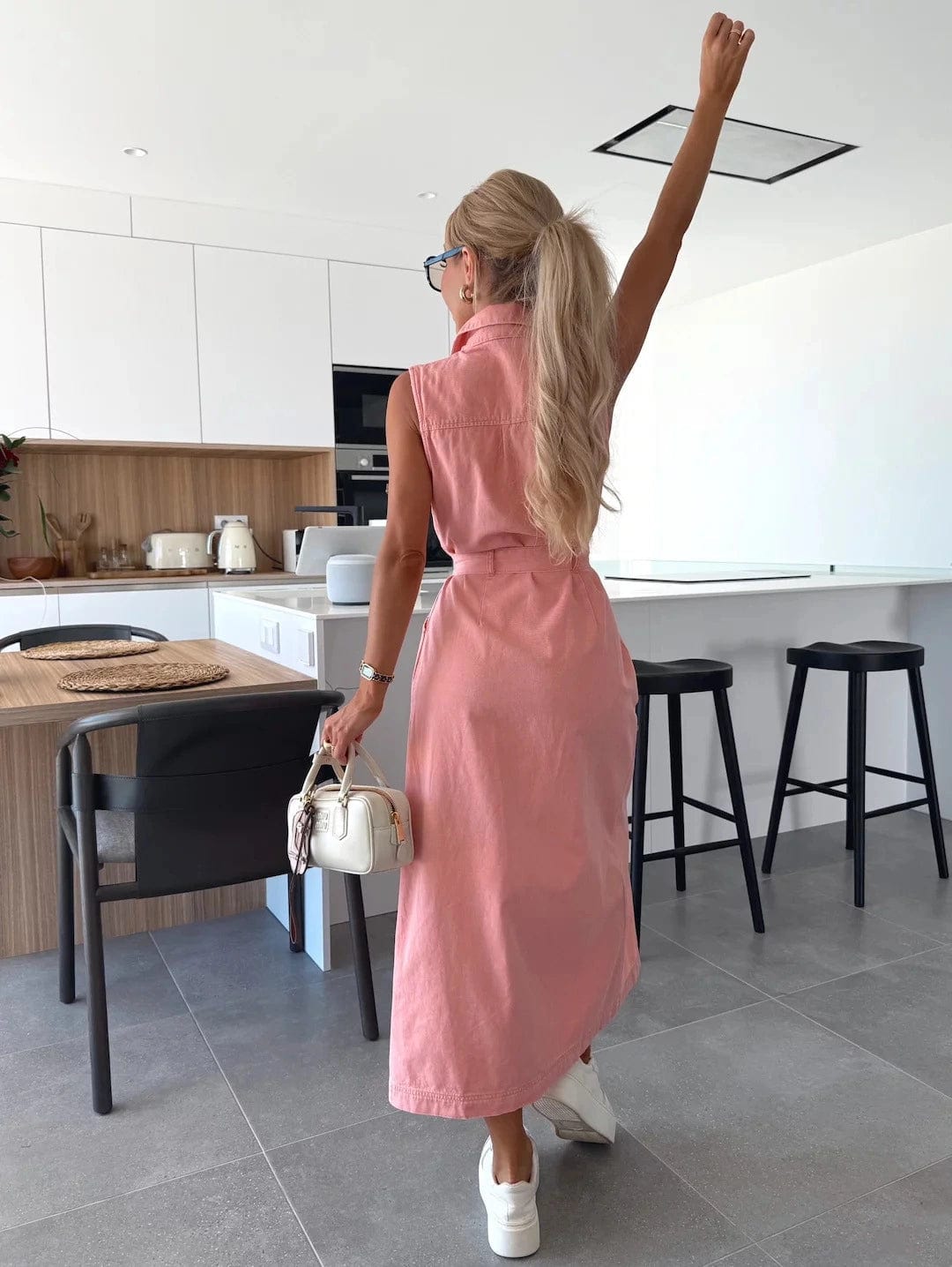 Léna TM™ dévoile sa robe en jean parfaite pour l’été