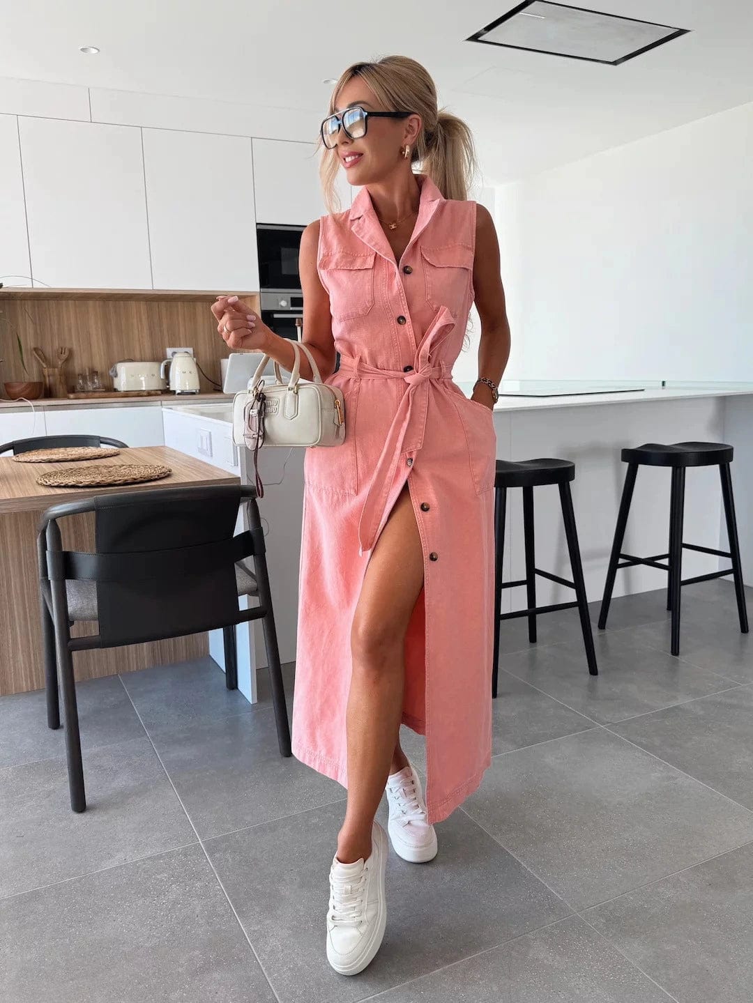 Léna TM™ dévoile sa robe en jean parfaite pour l’été