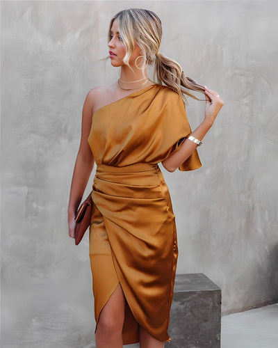 Kyra™ | Robe en soie élégante avec fente subtile