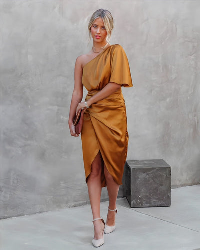 Kyra™ | Robe en soie élégante avec fente subtile