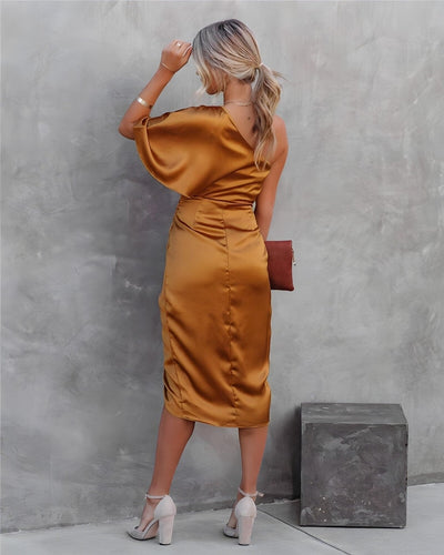 Kyra™ | Robe en soie élégante avec fente subtile